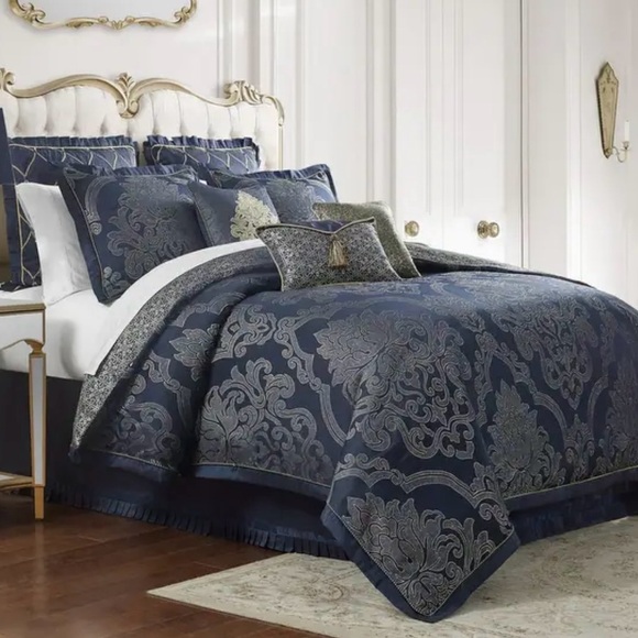 BUY ME 💙Waterford® Linens Vaughn Reversible
Comforter Set in Navy/Gold - Picture 3 of 3